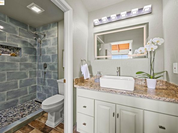 12 Sereno Cir, Oakland CA 94619