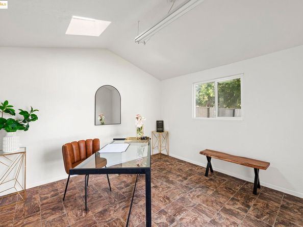 8170 Surrey Ln, Oakland CA 94605