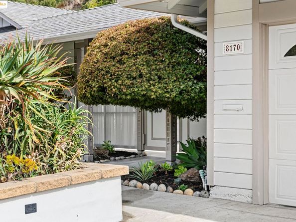 8170 Surrey Ln, Oakland CA 94605