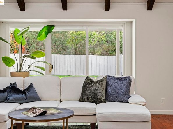 8170 Surrey Ln, Oakland CA 94605