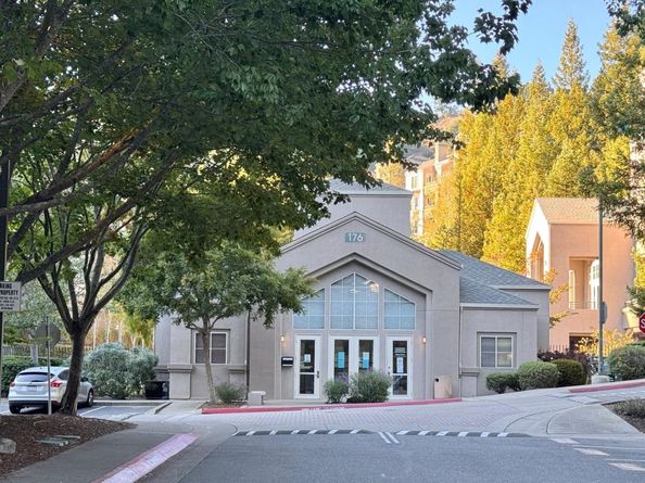 320 Caldecott Ln 127, Oakland CA 94618