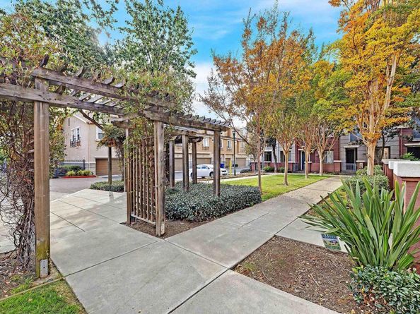 710 City Walk Pl 4, Hayward CA 94541