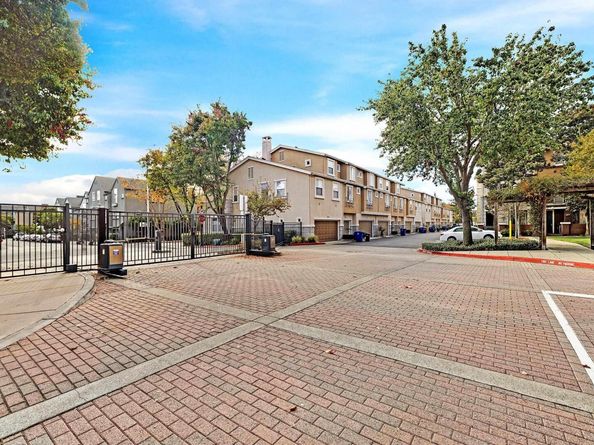 710 City Walk Pl 4, Hayward CA 94541