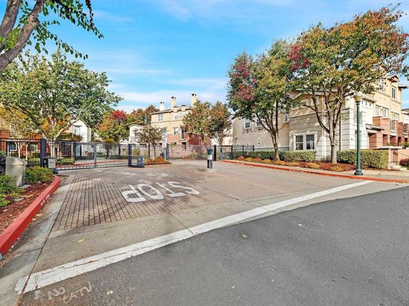 710 City Walk Pl 4, Hayward CA 94541