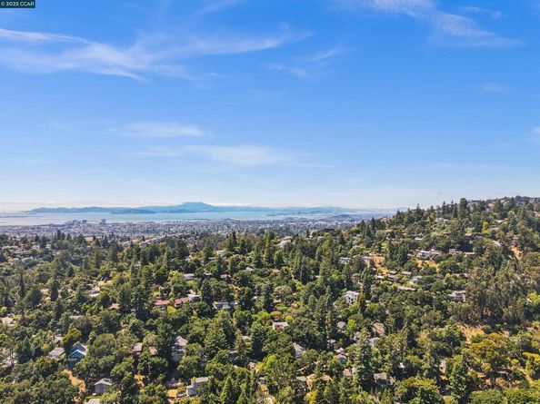 5915 Alhambra Ave, Oakland CA 94611