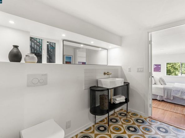5915 Alhambra Ave, Oakland CA 94611