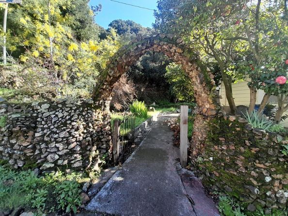 6401 Leona St, Oakland CA 94605