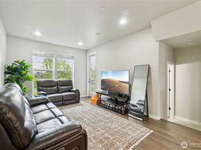 13717 Admiralty Way L3, Lynnwood WA 98087