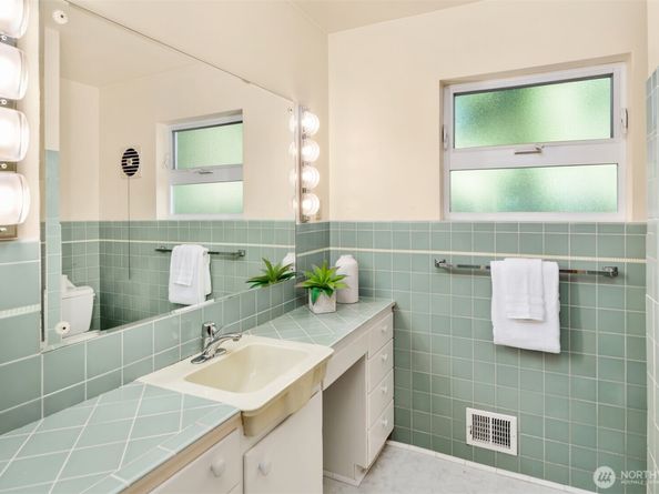 2965 74 Avenue SE, Mercer Island WA 98040