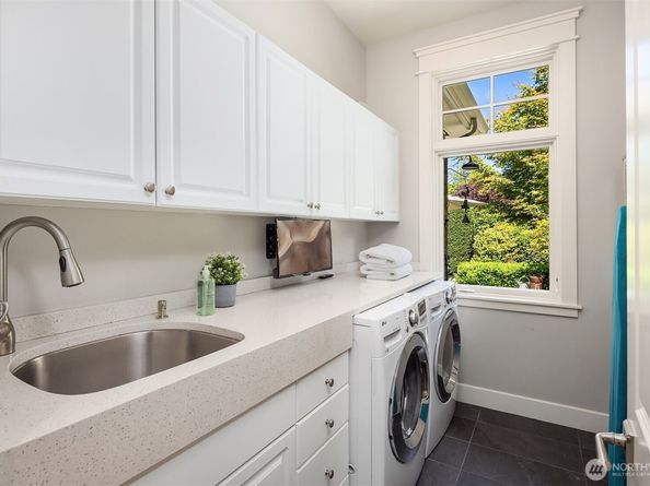 8418 SE 44th Street, Mercer Island WA 98040