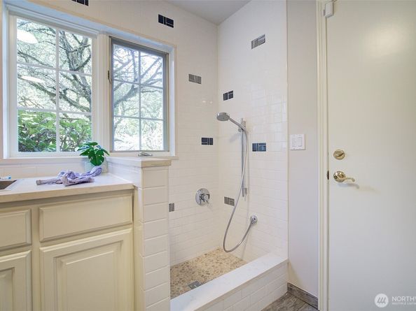 13799 NE 32 Place NE, Bellevue WA 98005
