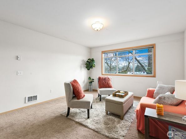 9517 35th Avenue NE 2A, Seattle WA 98115