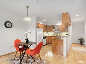 9517 35th Avenue NE 2A, Seattle WA 98115