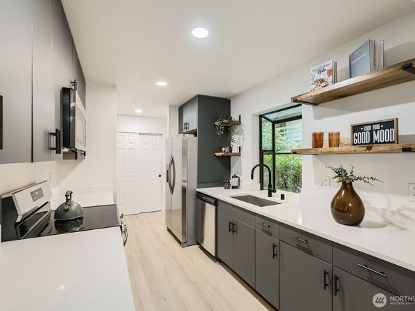 9512 1st Avenue NE 110, Seattle WA 98115
