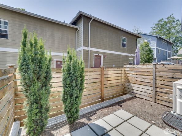 911 N 104th Street A, Seattle WA 98133
