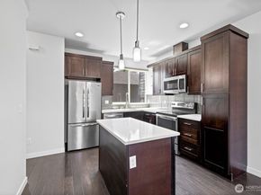 911 N 104th Street A, Seattle WA 98133