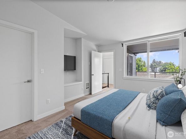 911 N 104th Street A, Seattle WA 98133