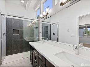 911 N 104th Street A, Seattle WA 98133