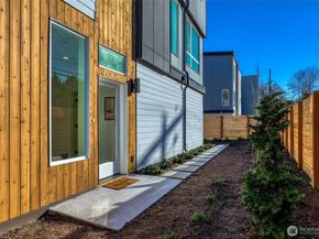 10618 E Riverside Dr, Bothell WA 98011