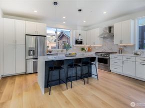 10618 E Riverside Dr, Bothell WA 98011