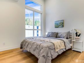 10618 E Riverside Dr, Bothell WA 98011