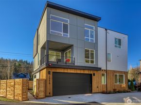 10618 E Riverside Dr, Bothell WA 98011