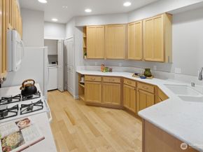 120 Newport Way NW 9, Issaquah WA 98027