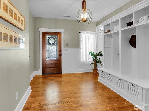 9510 9th Avenue NW, Seattle WA 98117