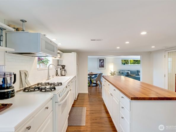 10045 9th Avenue SW, Seattle WA 98146