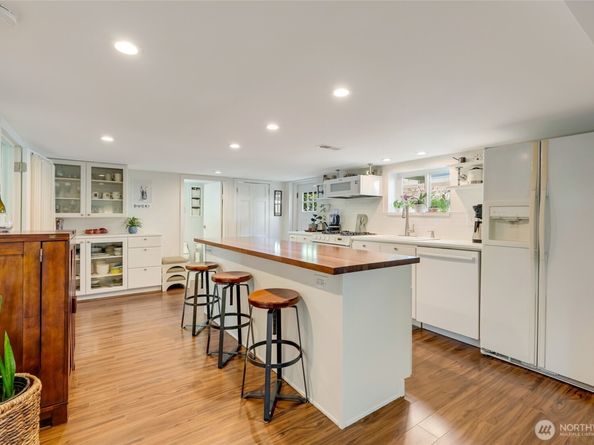 10045 9th Avenue SW, Seattle WA 98146