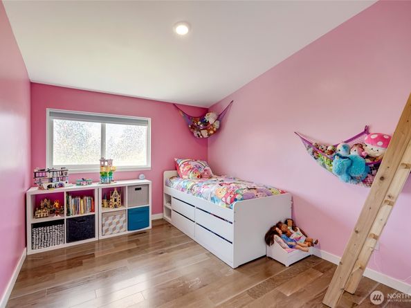 10045 9th Avenue SW, Seattle WA 98146