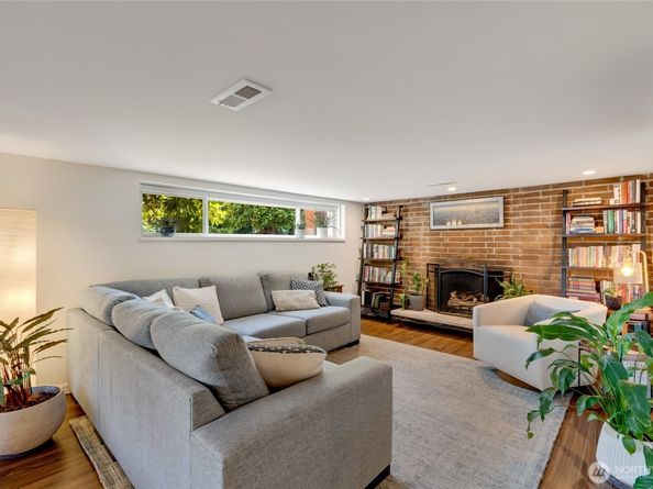 10045 9th Avenue SW, Seattle WA 98146