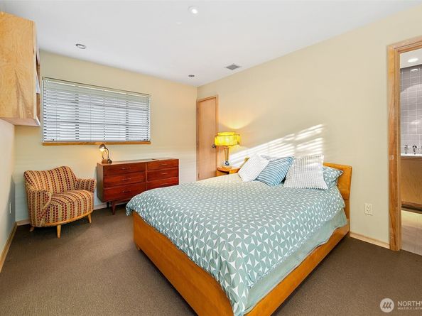 7503 Fairway Drive NE, Seattle WA 98115