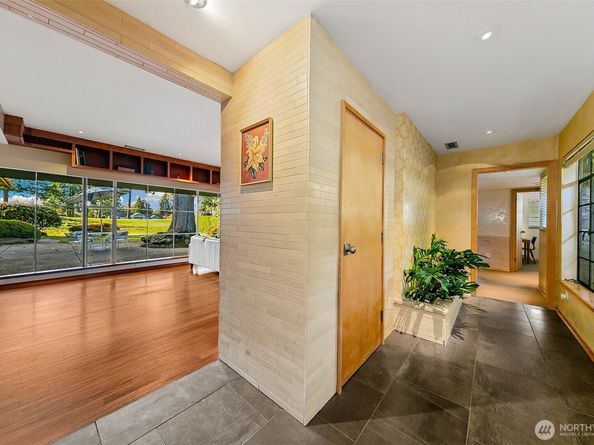 7503 Fairway Drive NE, Seattle WA 98115