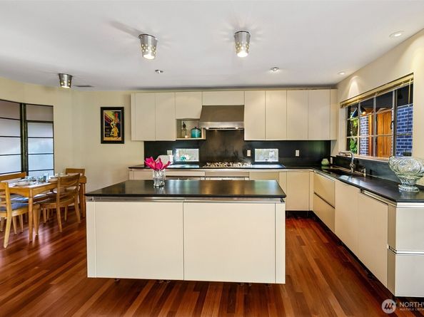 7503 Fairway Drive NE, Seattle WA 98115