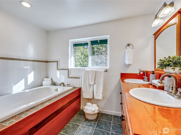 8128 High School Loop NE, Bainbridge Island WA 98110