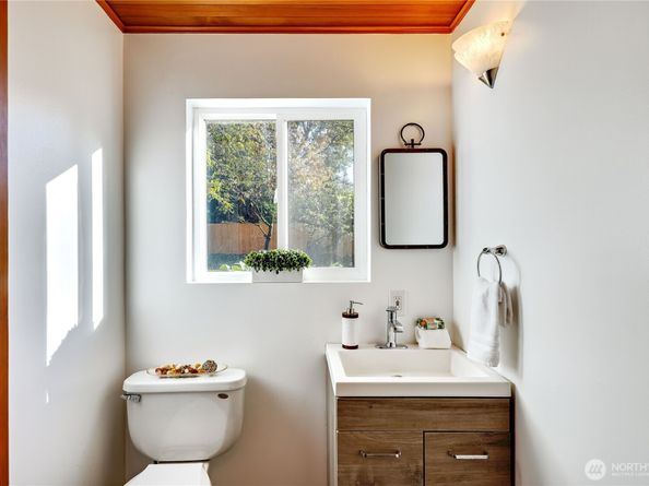 8128 High School Loop NE, Bainbridge Island WA 98110