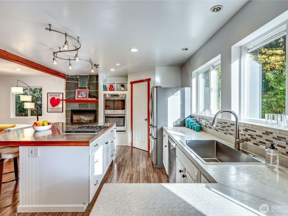 8128 High School Loop NE, Bainbridge Island WA 98110