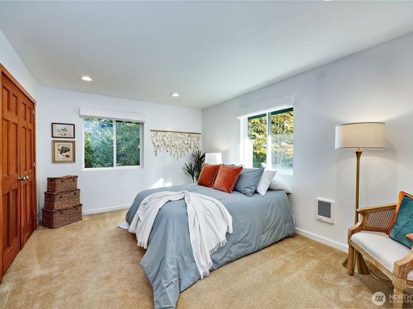 8128 High School Loop NE, Bainbridge Island WA 98110