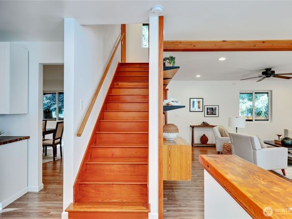 8128 High School Loop NE, Bainbridge Island WA 98110