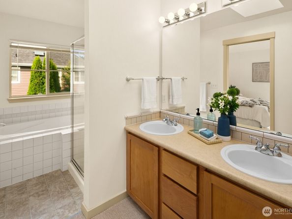 15939 NE 95th Way 12, Redmond WA 98052