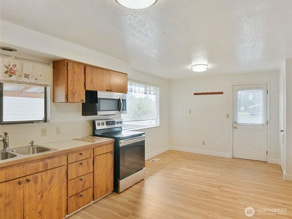 2612 204th Street SW, Lynnwood WA 98036