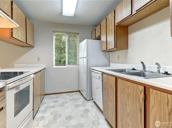 19855 25th Avenue NE 206, Shoreline WA 98155