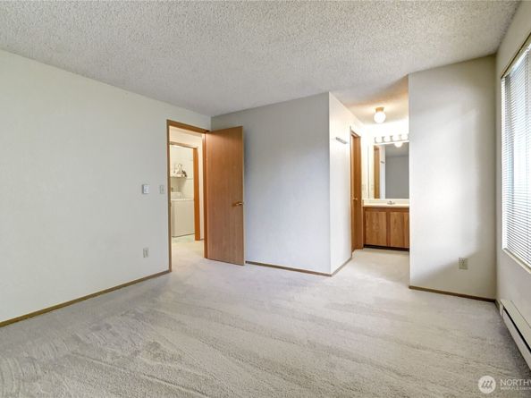 19855 25th Avenue NE 206, Shoreline WA 98155