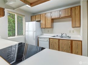 19855 25th Avenue NE 206, Shoreline WA 98155