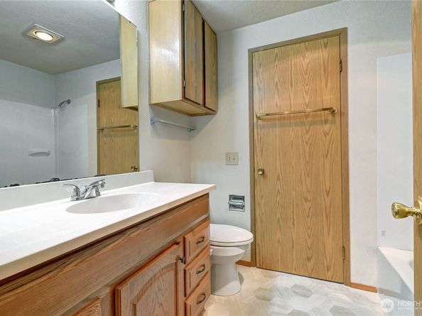 19855 25th Avenue NE 206, Shoreline WA 98155
