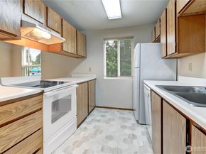 19855 25th Avenue NE 206, Shoreline WA 98155