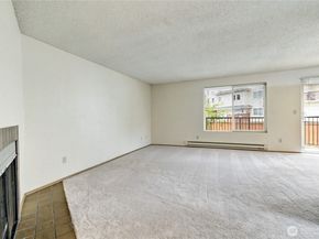 19855 25th Avenue NE 206, Shoreline WA 98155