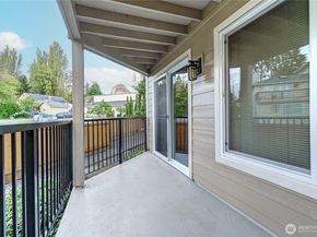 19855 25th Avenue NE 206, Shoreline WA 98155