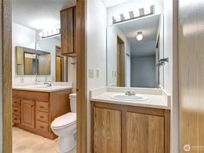 19855 25th Avenue NE 206, Shoreline WA 98155
